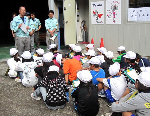 10年10月22日 金 神戸市立高津橋小学校5年生の生徒の皆さんが 明石工場に見学 奥谷金網製作所